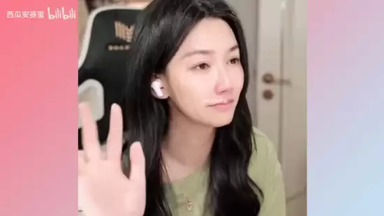 痛哭赛道第一人!初代电竞女神小苍直播间当众痛哭