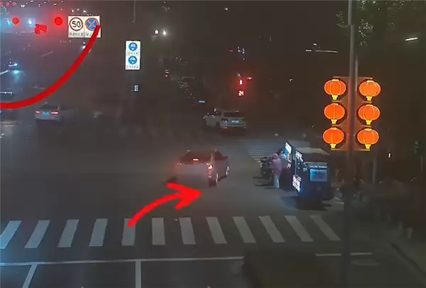 夫妻俩先后“绕行”闯红灯 被罚后双双申请行政复议:全部驳回