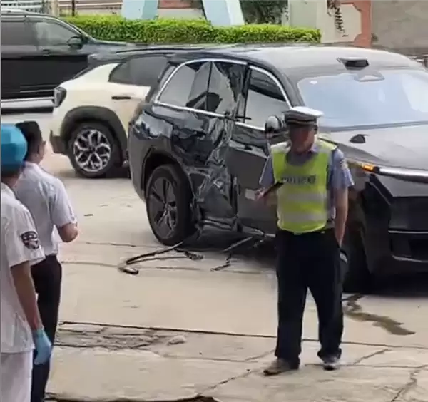 SUV突然横跨三车道右转 直行摩托车躲闪不急碰撞：骑手无了