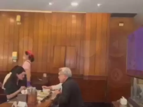 黄仁勋与妻女在台北王记府城聚餐（当然还有保安）