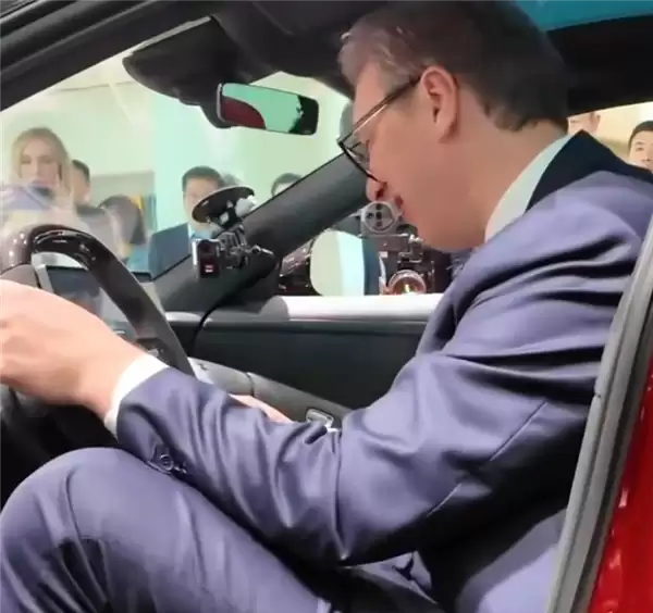 被问买不买小米汽车 武契奇幽默直言：买不起！