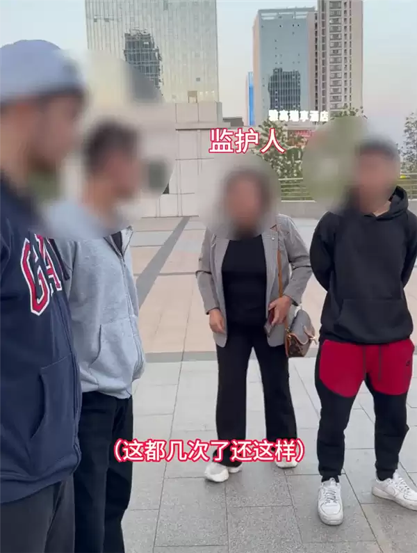 精神小伙路上开车拆掉方向盘炫耀被查 监护人到场抬脚就踢