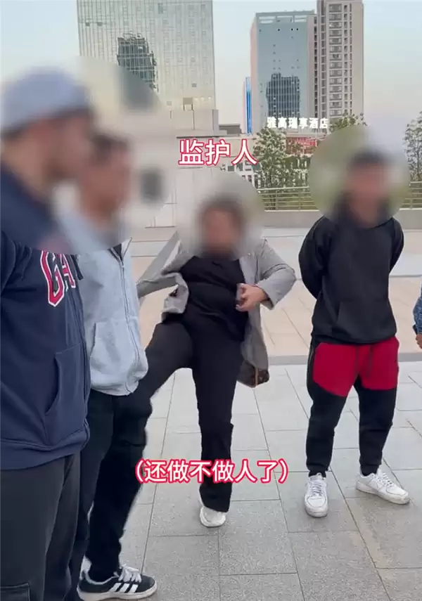 精神小伙路上开车拆掉方向盘炫耀被查 监护人到场抬脚就踢