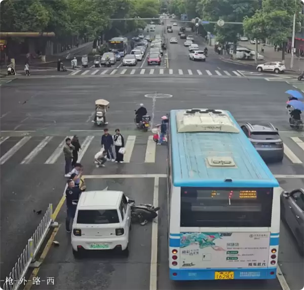 无人骑的摩托车闯红灯撞上汽车 网友直呼孙策开大
