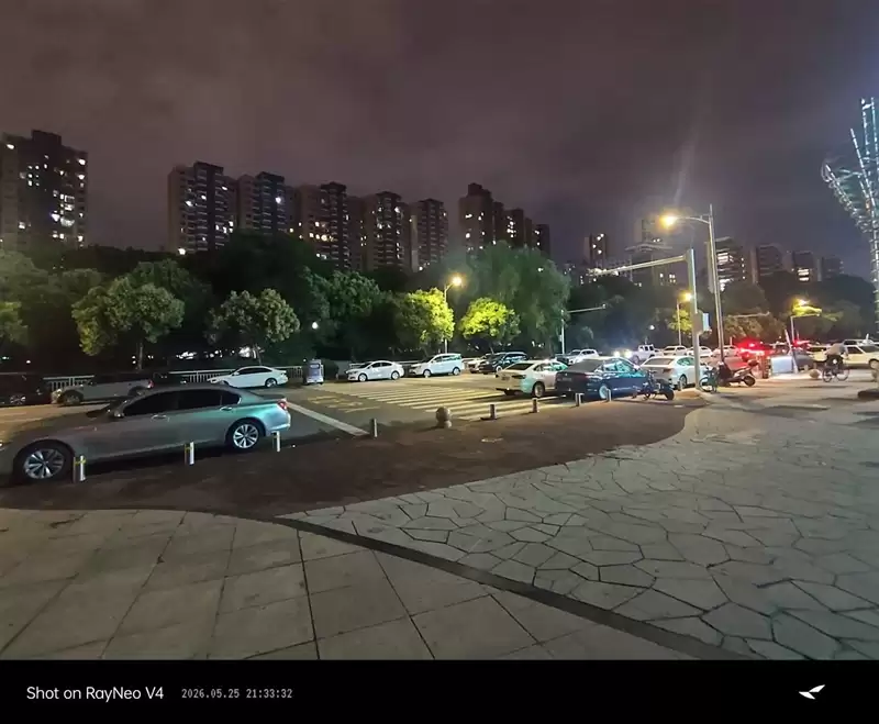 仅38g还配了个大底传感器 雷鸟V4 AI拍摄眼镜首发全体验:佩戴无负担,影像有硬货
