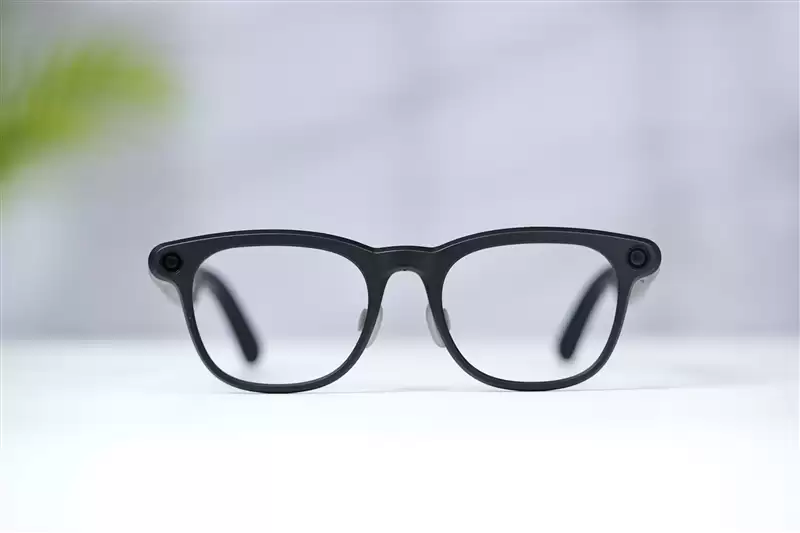 仅38g还配了个大底传感器 雷鸟V4 AI拍摄眼镜首发全体验:佩戴无负担,影像有硬货
