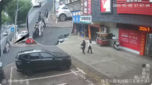 无人骑的摩托车闯红灯撞上汽车 网友直呼孙策开大