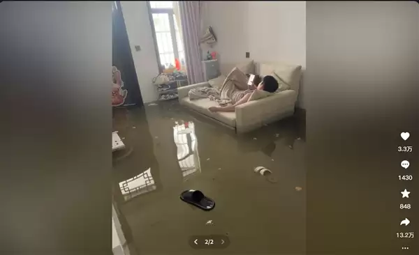 暴雨淹了家：夫妻俩1个玩手机1个补觉 太淡定了