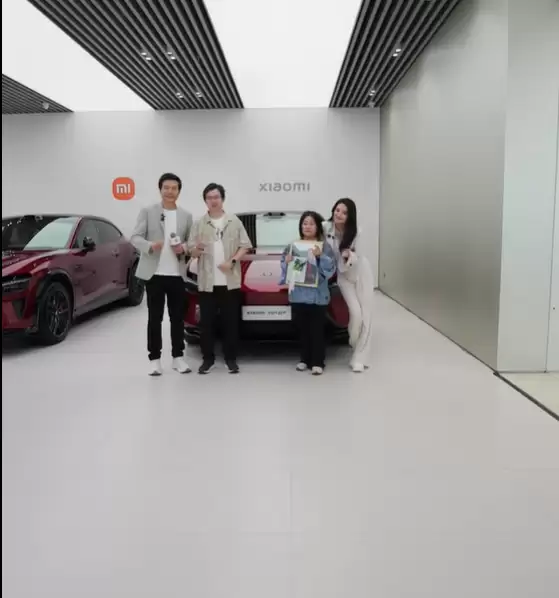 雷军与舒淇为小米YU7 GT首批车主交车 交付共6台 车厘子红凭实力出圈