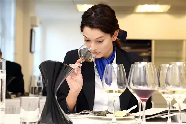 黄仁勋女儿黄敏珊：我爸一句话让我去学了厨师 如今回到英伟达年薪百万美元