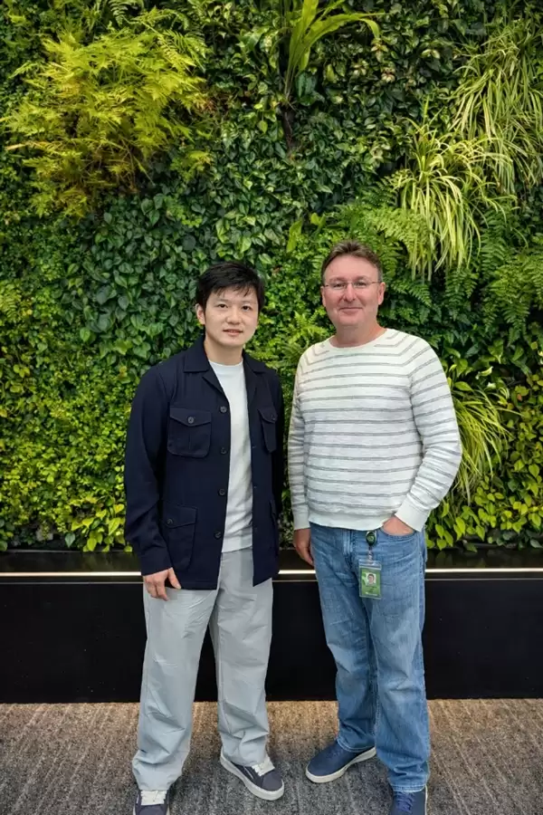 乒乓顶流联动AI教*父！樊振东晒与黄仁勋合照 现场切磋球技还送签名球拍