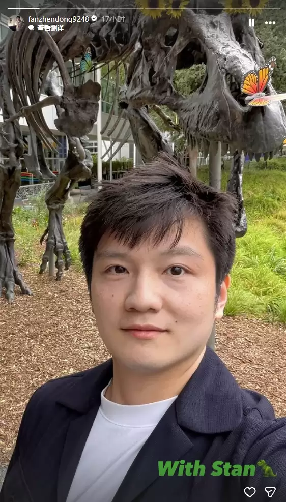 乒乓顶流联动AI教*父！樊振东晒与黄仁勋合照 现场切磋球技还送签名球拍