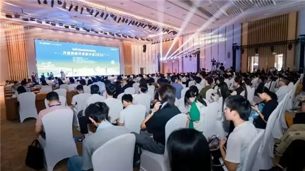 奥思维重磅发布开源鸿蒙商用车智能座舱AIOS引领产业升级
