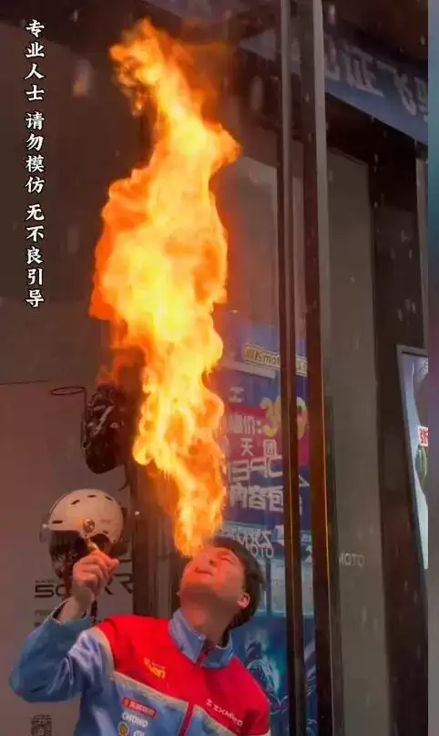 没车卖只能卖才艺了!全国张雪机车门店变张雪传媒:马头琴、喷火、金枪刺喉花式比拼