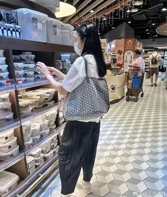 刘德华60岁妻子状态曝光 黑发浓密皮肤白皙紧致