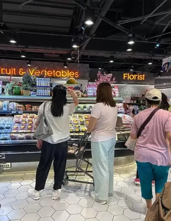 刘德华60岁妻子状态曝光 黑发浓密皮肤白皙紧致