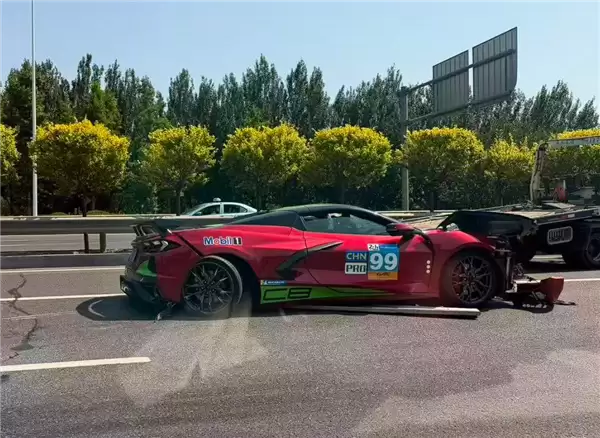 克尔维特C8超跑高速失控 先撞护栏又掀翻小货车致报废