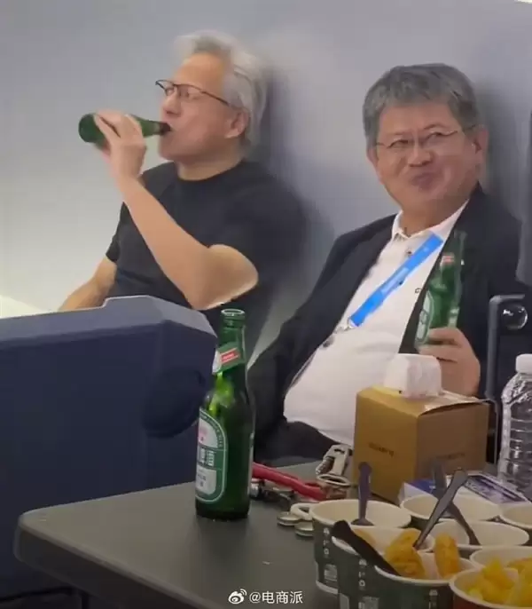 可能是最接地气万亿富豪！黄仁勋电脑展躺地喝酒 松弛感直接拉满