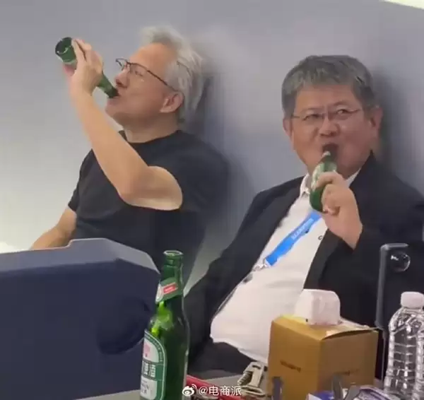 可能是最接地气万亿富豪！黄仁勋电脑展躺地喝酒 松弛感直接拉满