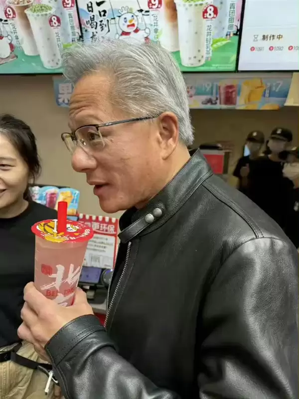 可能是最接地气万亿富豪！黄仁勋电脑展躺地喝酒 松弛感直接拉满