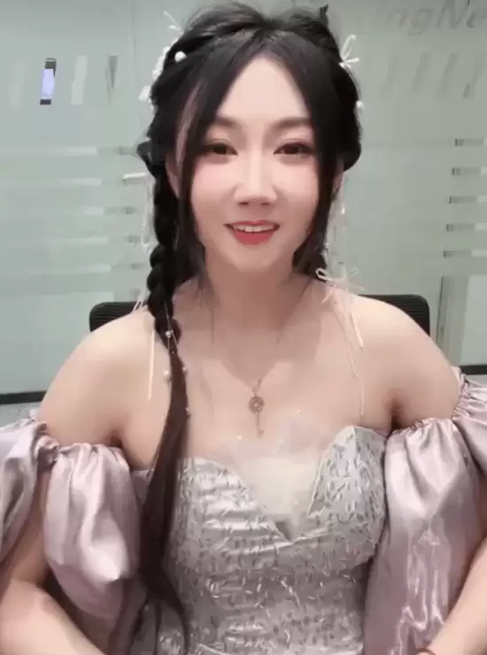 前《英雄联盟》美女解说小苍自曝投资大失败！远古女神已亏数千万