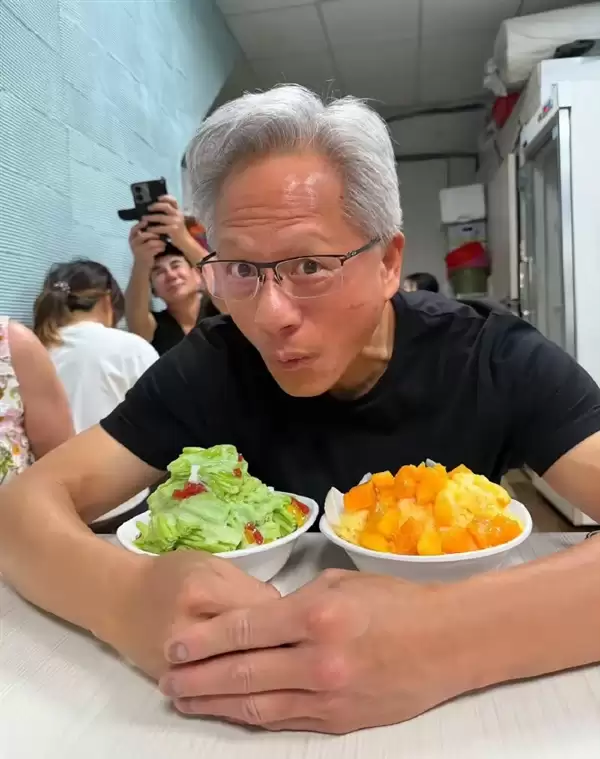 可能是最接地气万亿富豪！黄仁勋电脑展躺地喝酒 松弛感直接拉满