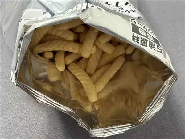 日本黑白包装零食上架开卖：陈列货架上格外扎眼