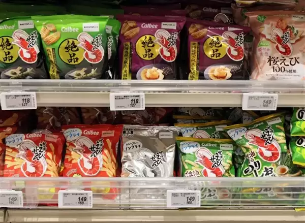 日本黑白包装零食上架开卖：陈列货架上格外扎眼