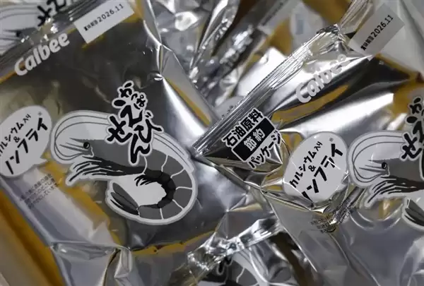 日本黑白包装零食上架开卖：陈列货架上格外扎眼