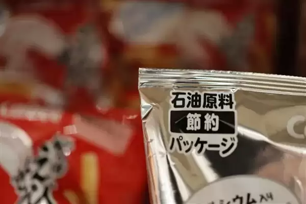 日本黑白包装零食上架开卖：陈列货架上格外扎眼