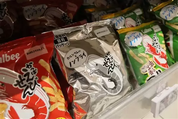 日本黑白包装零食上架开卖：陈列货架上格外扎眼