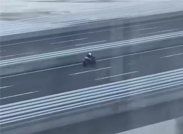 摩托车狂飙超280km/h与高铁并驾齐驱 交警回应：正在处置中