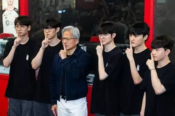 黄仁勋与韩国三名商界大佬聚会吃辣椒 学紫苏叶包肉 LG集团会长负责烤肉