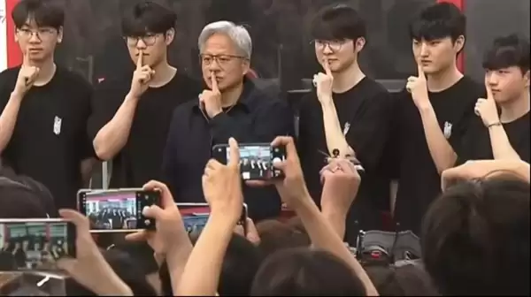 黄仁勋落地韩国直奔T1网吧!和粉丝互开玩笑:想要新显卡记得给我掏钱
