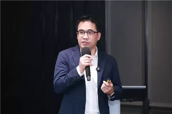 AI 走进鸡舍,也要写进财报:零一万物和正大集团想证明 AI 真能干活