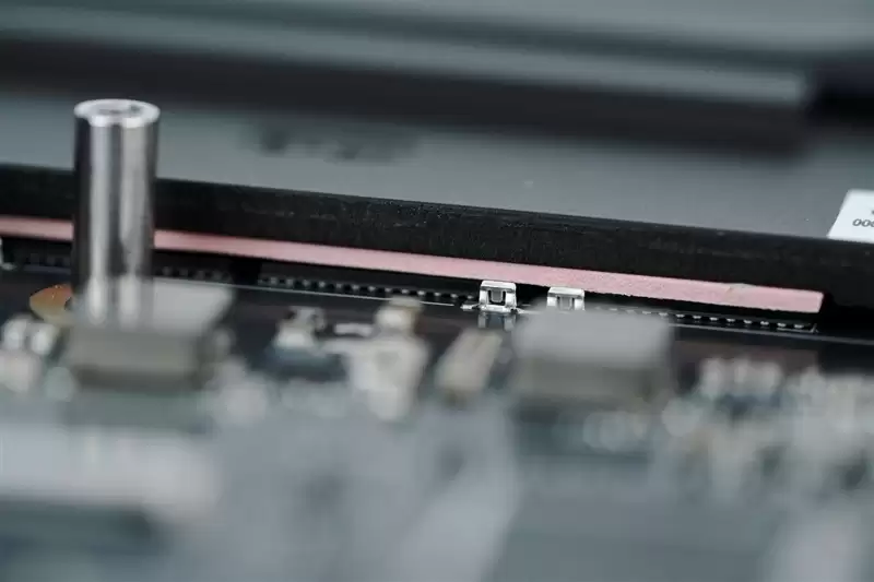 96GB显存运行230B大模型！七彩虹灵创K16笔记本评测：160W性能释放 AMD锐龙AI Max+ 395加持全能移动AI工作站