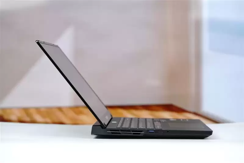 96GB显存运行230B大模型！七彩虹灵创K16笔记本评测：160W性能释放 AMD锐龙AI Max+ 395加持全能移动AI工作站
