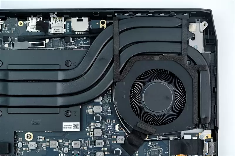 96GB显存运行230B大模型！七彩虹灵创K16笔记本评测：160W性能释放 AMD锐龙AI Max+ 395加持全能移动AI工作站