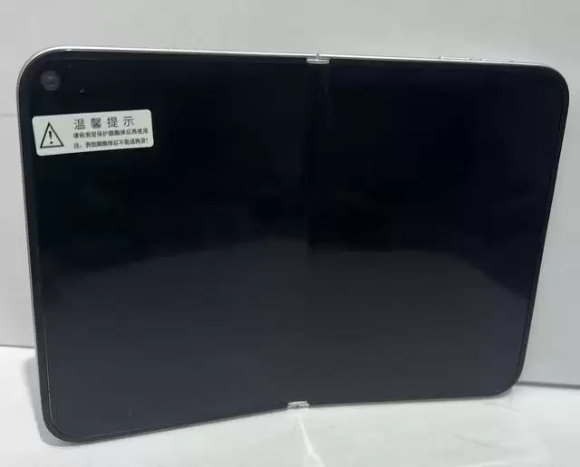 苹果折叠屏iPhone Fold机模高清细节图曝光，或仅推出白色版本