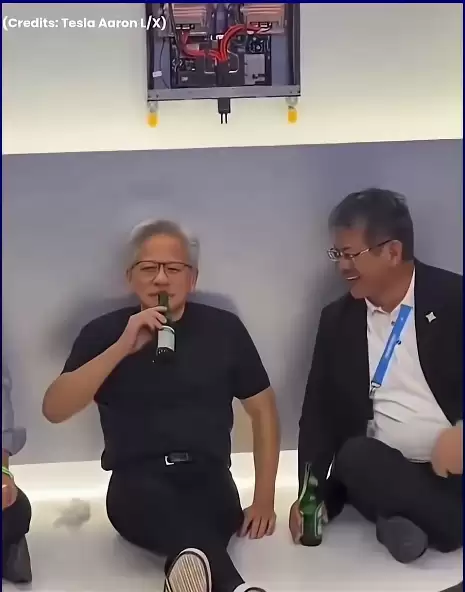 真接地气了！黄仁勋台北电脑展席地喝啤酒：与技嘉老总吹牛