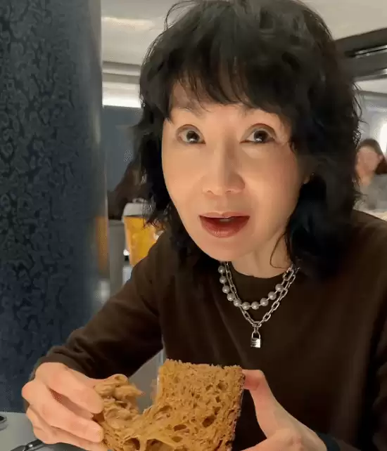 61岁张曼玉无滤镜直拍！网友质疑医美搞到五官分离