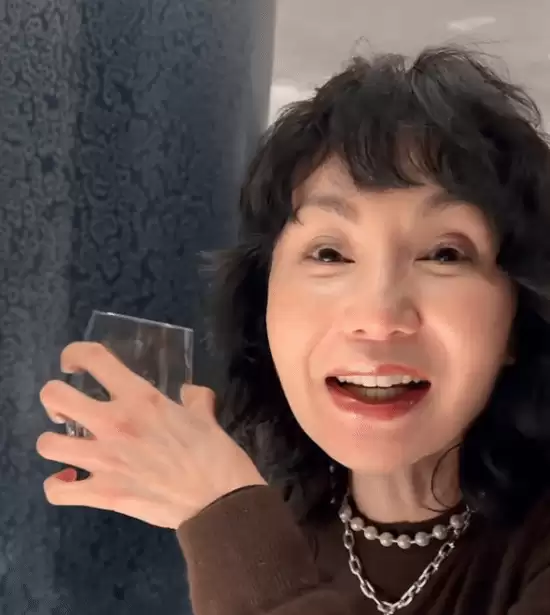 61岁张曼玉无滤镜直拍！网友质疑医美搞到五官分离
