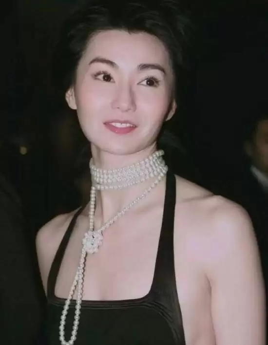 61岁张曼玉无滤镜直拍！网友质疑医美搞到五官分离