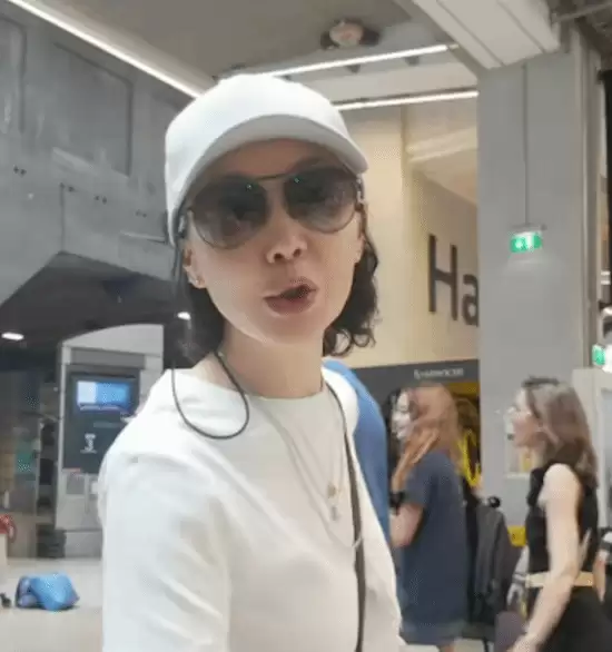 61岁张曼玉无滤镜直拍！网友质疑医美搞到五官分离