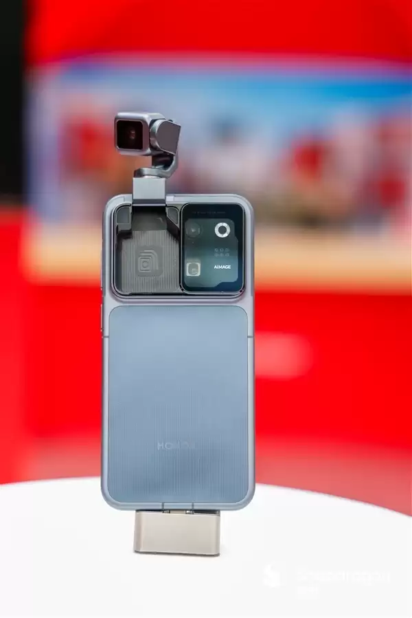 全球首款机器人手机！曝荣耀Robot Phone将于8月发布