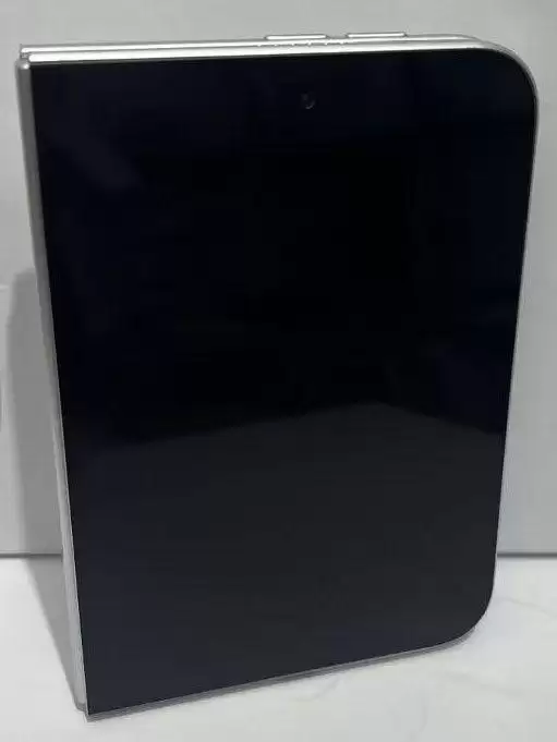 苹果折叠屏iPhone Fold机模高清细节图曝光，或仅推出白色版本