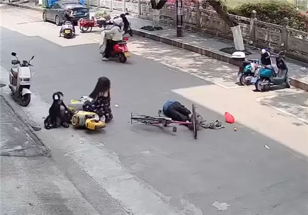 两未成年少女骑电动车逆行撞晕老人 官方通报：三人均无碍