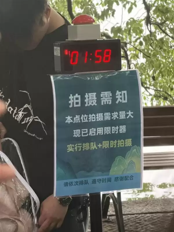 排队半小时 西湖网红长椅火了 新规最多只能拍3分钟