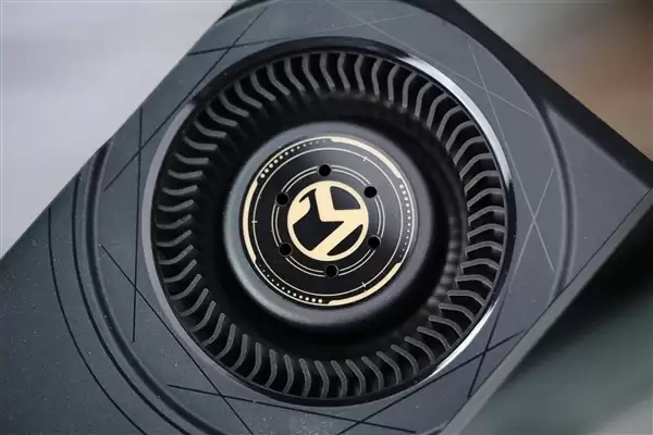 轻松本地部署大模型!铭瑄锐炫Pro B70 32GB Turbo显卡图赏
