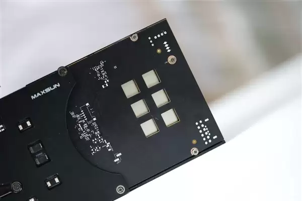 轻松本地部署大模型!铭瑄锐炫Pro B70 32GB Turbo显卡图赏
